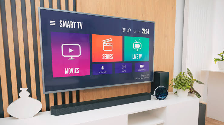 Comparing the best IPTV service providers on a smart TV dashboard for honest streaming reviews.